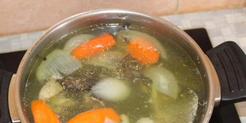1. Этап. Солянка из осетра: После того как бульон закипел, отправьте к нему крупно порезанную морковь, натертый на терку соленый огурец, лук, перец и лаврушку, варите еще минут 30-40.