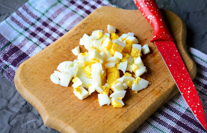 1. Этап. Салат из печени трески с горошком и огурцом: Отварите куриные яйца, остудите и нарежьте кубиками среднего размера.