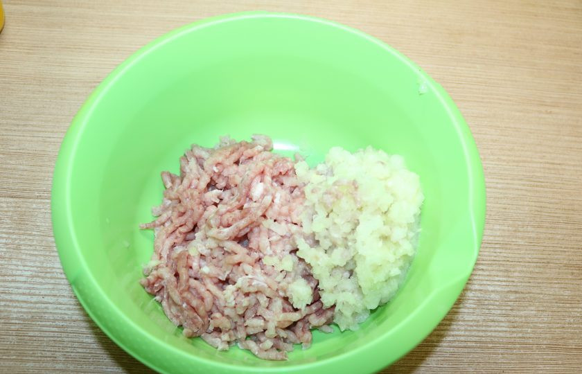 1. Этап. Тава-кебаб: Мясо пропустите на мясорубку вместе с луком.