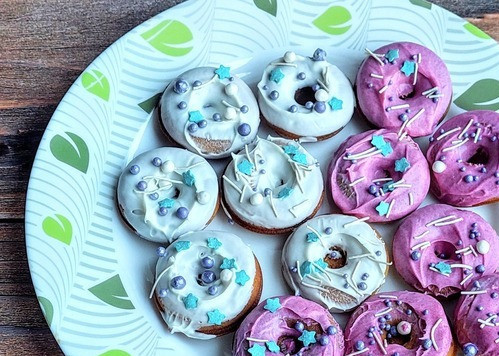 1. Этап. Творожные пончики в мультипекаре: Обмакнуть в белую глазурь и посыпать кондитерской посыпкой. Когда у меня оставалась половина белой глазури, я добавила розовый краситель в неё, и дальше обмакивала уже в розовую глазурь.