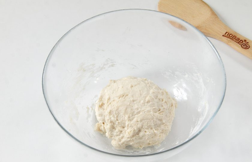 1. Этап. Кальцоне с цукини, оливками и моцареллой: Замесите тесто, соберите его в шар, накройте и уберите в теплое место на один час.