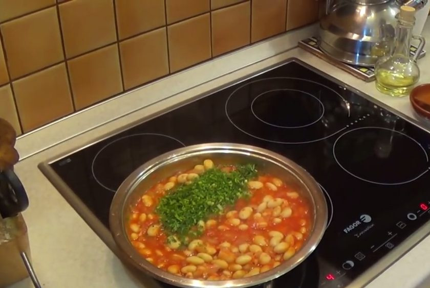 1. Этап. Фасоль, тушенная в томатном соусе: 3. Добавьте сушеные травы и тертый чеснок. Добавьте мелко нарезанную зелень, перемешайте, накройте крышкой и снимите с огня. Дайте настояться в течение 15 минут и подавайте. Приятного аппетита!