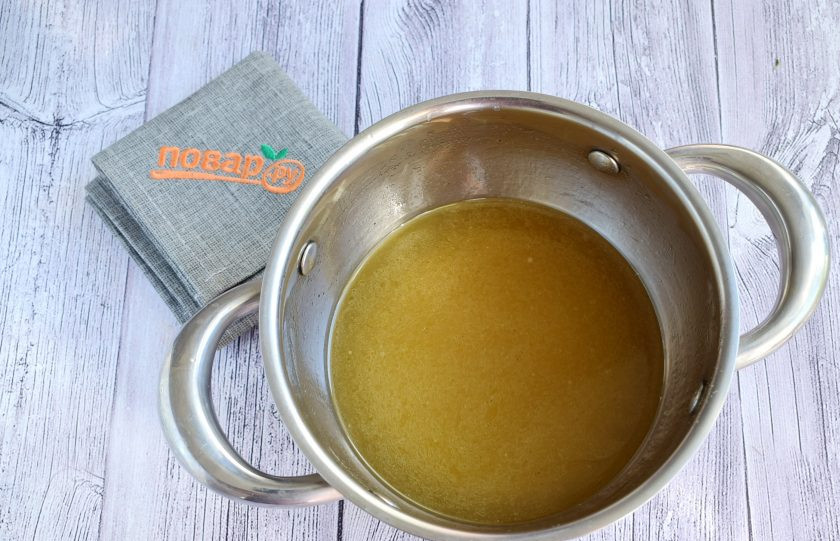 1. Этап. Рийет из курицы в желе из белого вина: Желатин замочите в холодной воде (50 мл) на 15 минут. Соедините с процеженным бульоном, подогрейте до растворения желатина на медленном огне.