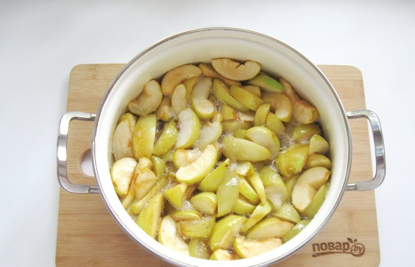 1. Этап. Варенье из яблок и слив: Поставьте кастрюлю на плиту и доведите до кипения. Варите яблоки 25-30 минут на небольшом огне.