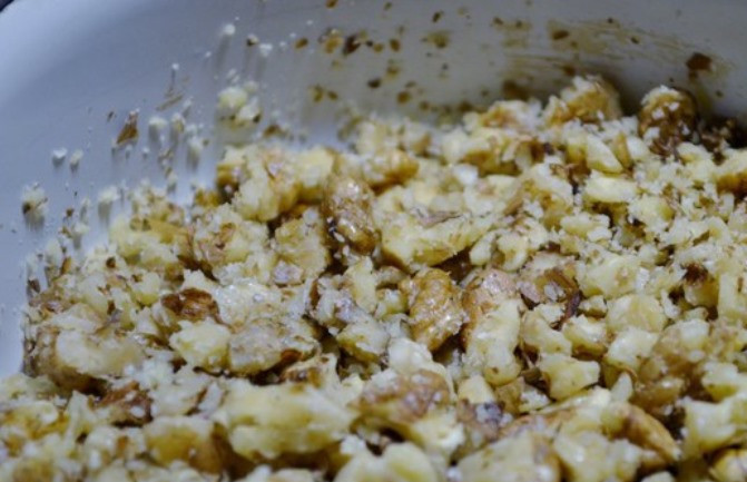 1. Этап. Харчо из баранины в мультиварке: Потолките в ступке грецкие орехи с перцем горошком.