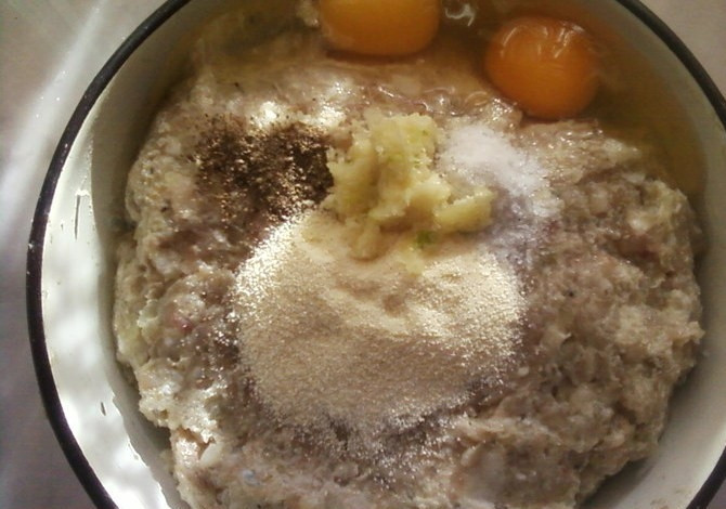 1. Этап. Котлеты из карпа: В фарш разбиваем яйца, добавляем манку и измельченный чеснок, солим и перчим по вкусу. Еще раз очень хорошо вымешиваем фарш и немного отбиваем его.