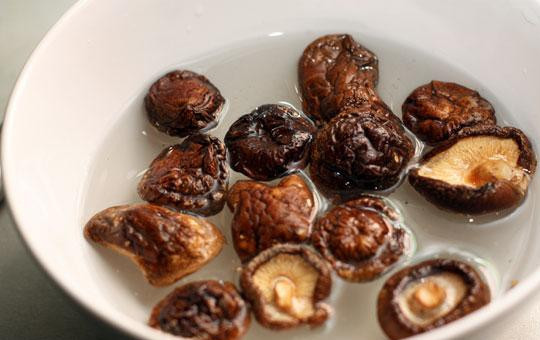 1. Этап. Суп с шиитаке: Перво-наперво сушеные шиитаке необходимо замочить в теплой воде на 30 минут, чтобы они размякли.