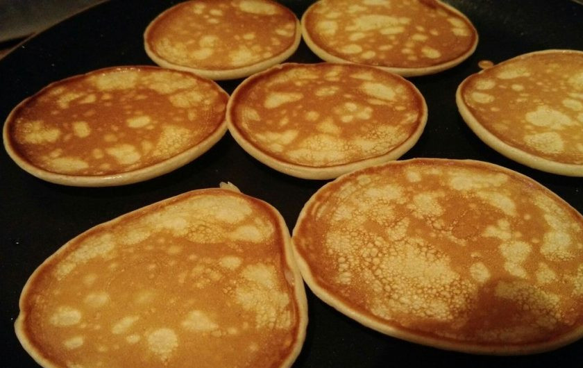 1. Этап. Панкейки на кефире 2,5%: 3. Жарим с обеих сторон до румяного цвета. На такой сковороде они жарятся быстро и (самое главное) без добавления масла.