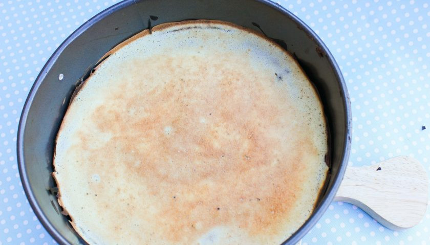 1. Этап. Торт с глазурью: 6. В форму для выпечки влейте 2 столовые ложки белого теста и отправьте ее в разогретый до 180-200 градусов духовой шкаф на 2 минуты.