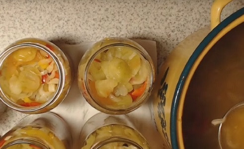 1. Этап. Салат из помидор и огурцов на зиму: Если вы закрываете салат без последующей стерилизации, не снимая кастрюлю с огня, раскладываем салат по простерилизованным банкам.