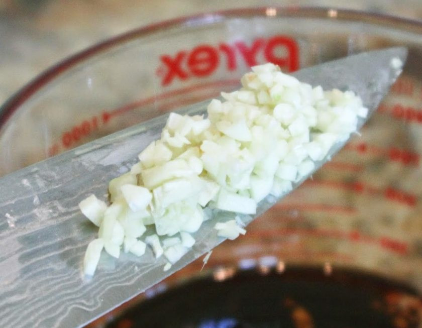 1. Этап. Шашлык гармошкой: 4. Нарежьте мелко чеснок, добавьте его к остальным составляющим.