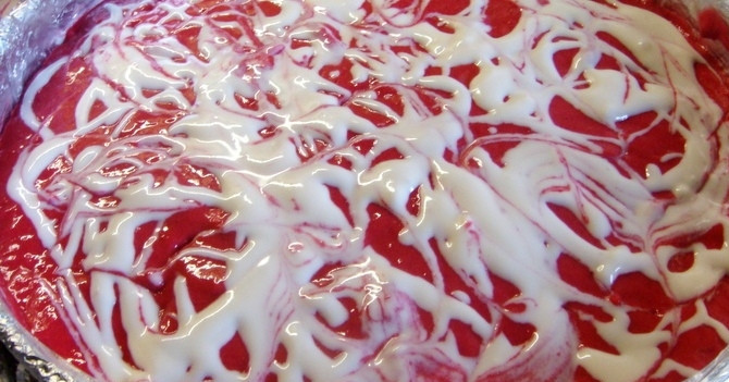 1. Этап. Творожно-йогуртовый торт: И наносим красивый мраморный узор из оставшейся смеси йогурта и творога.