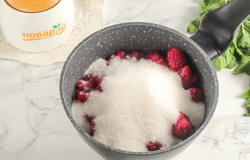 1. Этап. Джем из красной смородины и малины: Высыпьте ягоды в кастрюлю, казан или ковш с антипригарным дном. Засыпьте сахарным песком. По желанию можно добавить немного ванильного сахара для аромата варенья.