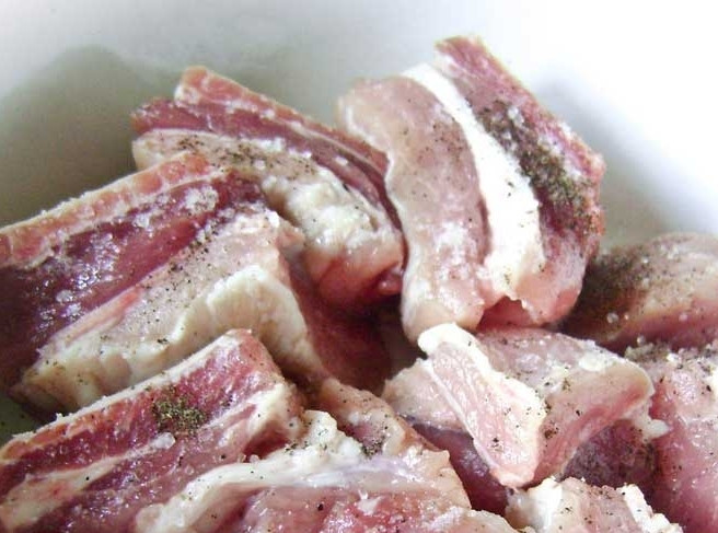 1. Этап. Свинина, тушенная со щавелем: 2. У нас свиные ребрышки на этот раз, и перед приготовлением я их мариную в специях и растительном (оливковом) масле.