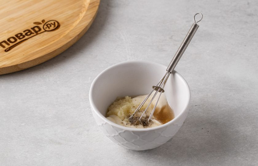 1. Этап. Салат Вкуснее не бывает: Для заправки смешайте майонез, соль, сахар, яблочный уксус и измельчённый чеснок.