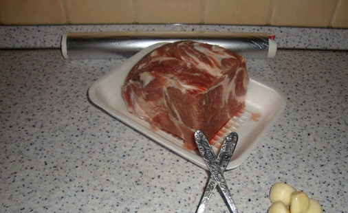 1. Этап. Запеченная шейка в фольге: Для начала нам нужно подготовить все необходимые ингредиенты, поэтому мы чистим чеснок, а шейку промываем под проточной водой и вытираем насухо.