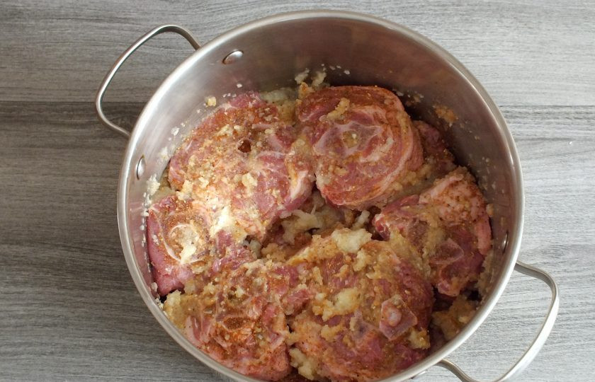 1. Этап. Шашлык из баранины с луком: Посыпьте специями, выложите остатки лука. Прикройте кастрюлю и уберите в холодильник на 8 часов для маринования. По истечении времени достаньте мясо из холодильника. Посолите и выдержите при комнатной температуре 40 минут. За это время подготовьте мангал.