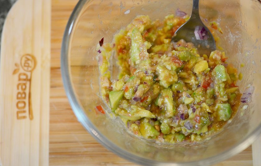 1. Этап. Курочка Гуакамоле (деликатес): Добавьте лимонный сок, посолите и разомните вилкой.