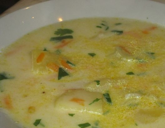 1. Этап. Сырный суп с картошкой: 6. Соль и перец добавляются по вкусу в процессе приготовления. Вместо плавленого сыра можно использовать обычный сыр твердых сортов.