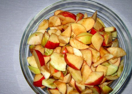 1. Этап. Варенье из яблок дольками: Теперь вырезаем из яблок сердцевину и нарезаем их на небольшие дольки.