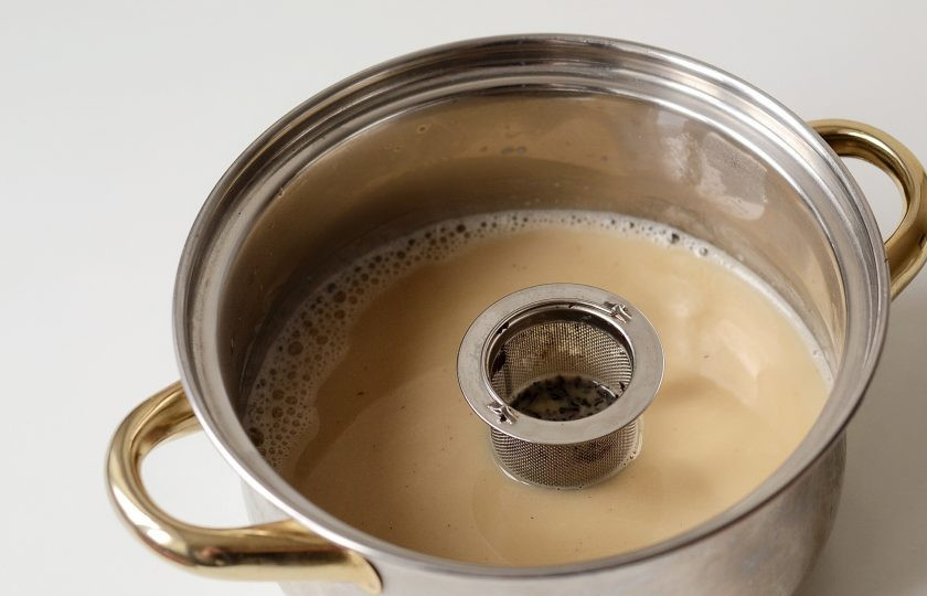 1. Этап. Шоколадный торт с кардамоном: Заварите в молоке чай.