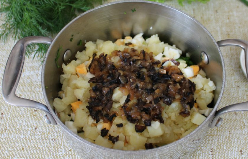 1. Этап. Грибной холодный суп: Грибы замачиваем в теплой воде на 20 минут, затем, нарезаем их небольшими кусочками и тушим до готовности. Минут 10. Готовые грибы добавляем в суп.