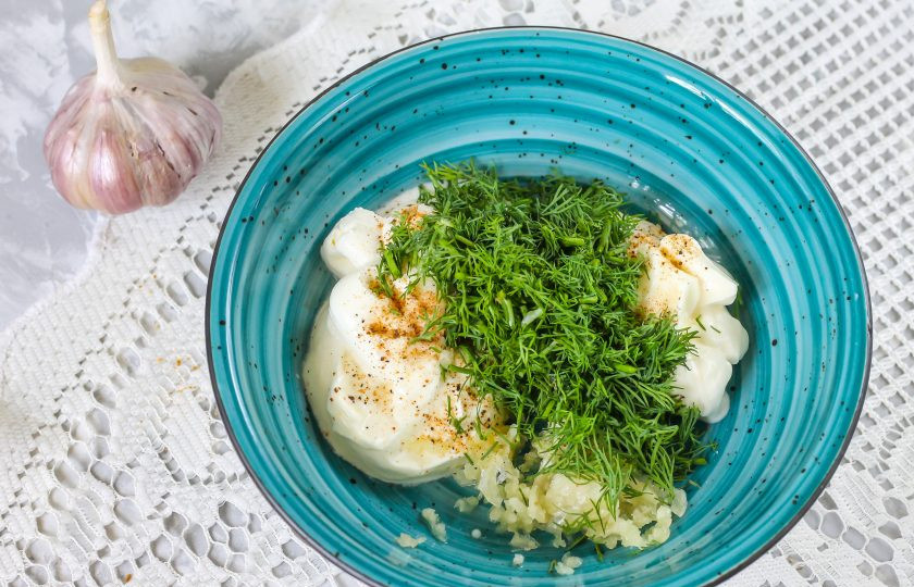 1. Этап. Соус для шаурмы как в ларьках: Промойте укроп и измельчите, добавьте к остальным ингредиентам в емкость. Если укропа нет в наличии, то петрушку не используйте - она забьет аромат чеснока.