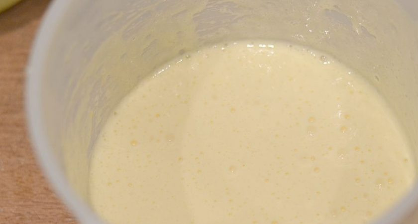 1. Этап. Творожная запеканка в мультиварке: В глубокую посуду вбейте сырые куриные яйца. Добавьте к ним сахар и немного ванили по желанию. При помощи миксера взбейте яйца с сахаром в пышную массу.