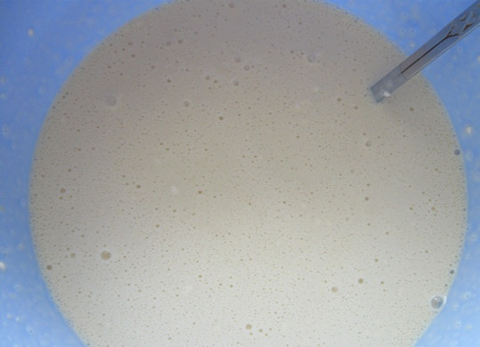 1. Этап. Рулетики из блинчиков с начинкой: 4. Добавить в тесто сахар и соль. При необходимости всыпать еще немного муки и довести до однородной консистенции.