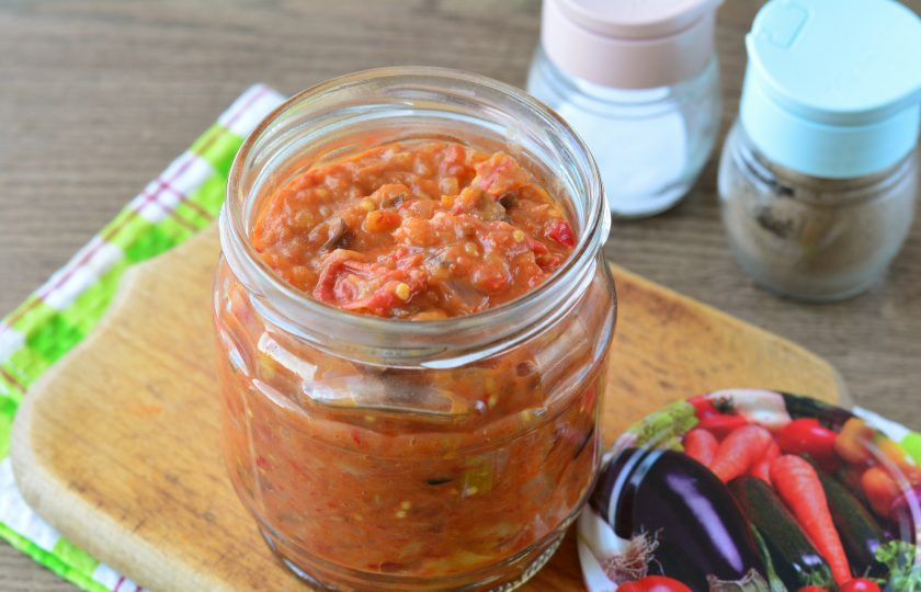 1. Этап. Икра из баклажанов с яблоками на зиму: Горячую икру сразу разложите в чистые простерилизованные стеклянные банки.