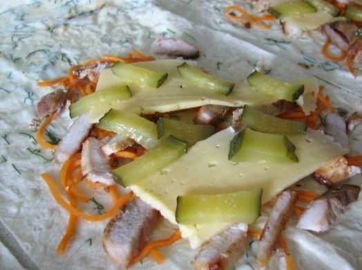 1. Этап. Свинина в лаваше: 5. Соленые огурцы немного промываю, затем нарезаю небольшими кусочками, кладу к остальным ингредиентам.