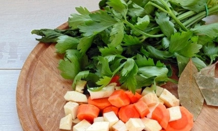 1. Этап. Крем-суп из шпината (оригинальный рецепт): Варим овощной бульон из моркови, пастернака, зелени и специй. Картофель очищаем, нарезаем кружочками, лук мелко рубим.