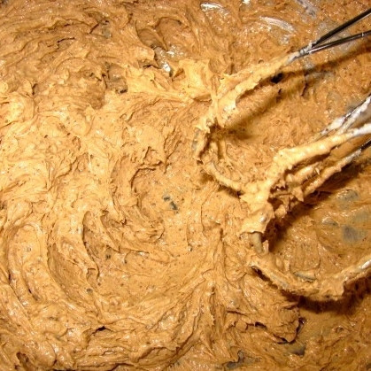 1. Этап. Кекс с изюмом и грецкими орехами: В другой емкости взбиваем размягченное сливочное масло и коричневый сахар. Должна образоваться однородная пышная масса.