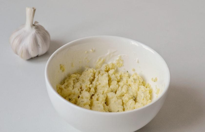 1. Этап. Канапе с киви: Сыр натрите на мелкой терке, чеснок пропустите через пресс. Добавьте майонез, перемешайте до однородной массы.