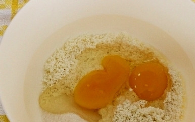 1. Этап. Сырники из творога и сметаны: Добавляем к творогу яйца, сахар обычный и ванильный. Размешиваем.