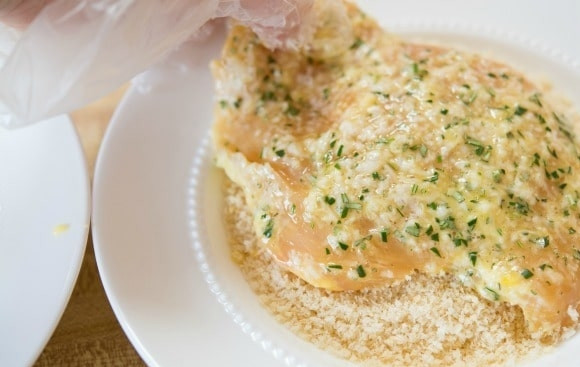 1. Этап. Куриное филе в сырной панировке: 4. Вначале курицу обмакните в сыре, а потом в яичной смеси.