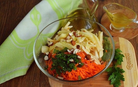 1. Этап. Салат из моркови и яблока: Добавьте измельченные орехи и зелень.