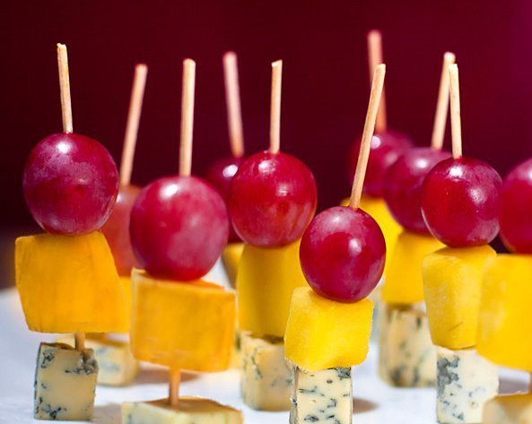 1. Этап. Канапе с виноградом: 3. Виноград моем, выбираем самые целые и красивые ягоды, и нанизываем на шпажки, после чего протыкаем и манго с сыром. Можно подавать!