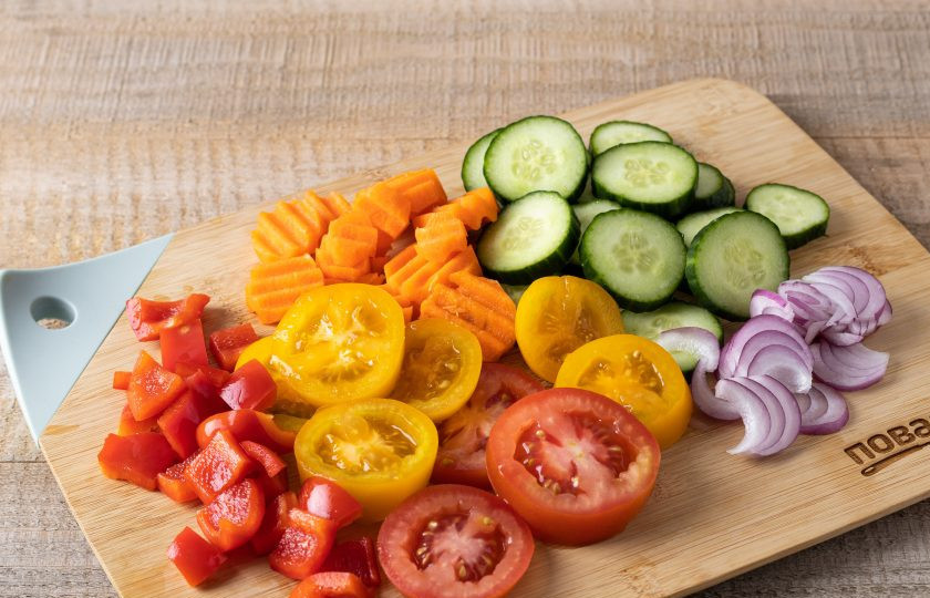 1. Этап. Салат «Лето в банке»: Помидоры, огурцы и морковь нарежьте кружочками толщиной 5-7 мм. Лук нарежьте перьями. Болгарский перец нарежьте кубиками.