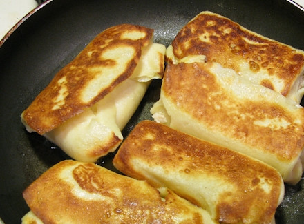 1. Этап. Блины с индейкой: 9. Обжарьте с двух сторон до румяности и подавайте блины с индейкой тепленькими. Приятного аппетита!