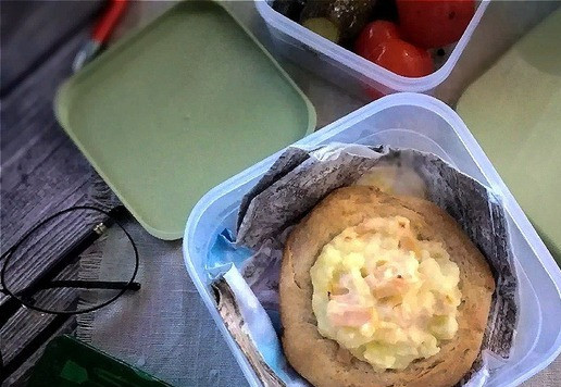 1. Этап. Ржаные ватрушки с картофелем и ветчиной: Берём с собой на перекус. К ватрушкам я ещё возьму домашнюю заготовку из помидоров и огурцов.