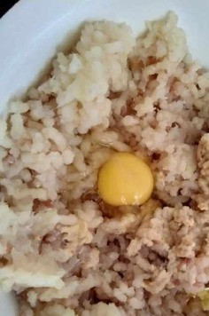 1. Этап. Рыбные котлеты солнечные: Филе, луковицу прокрутить на мясорубке. Булку замочить в тёплой воде, отжать и прокрутить к рыбе. Добавить яйца, посолить, поперчить и хорошо вымешать фарш.