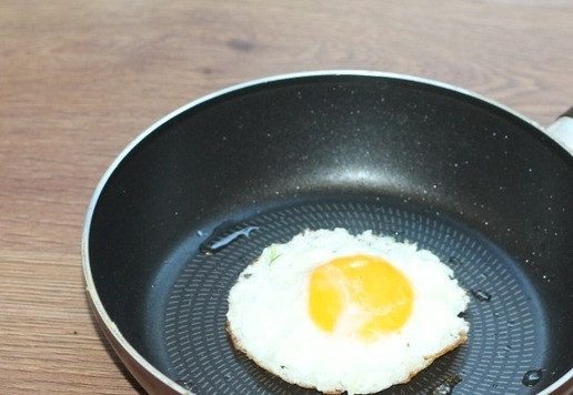 1. Этап. Бургер с котлетой и сыром гриль-чиз: 8. Затем поджарить яйцо.