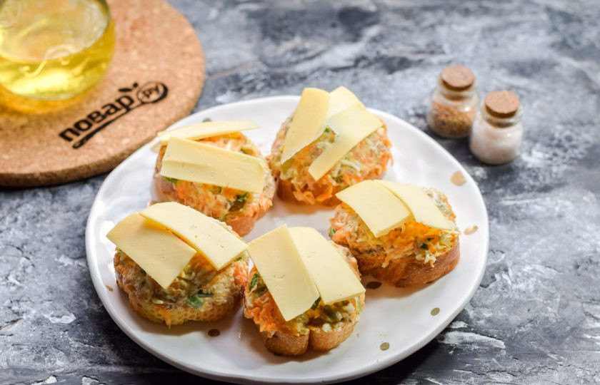 1. Этап. Запеченные бутерброды с рыбой: Прикройте начинку пластинами сыра и запекайте в духовке 10-12 минут.