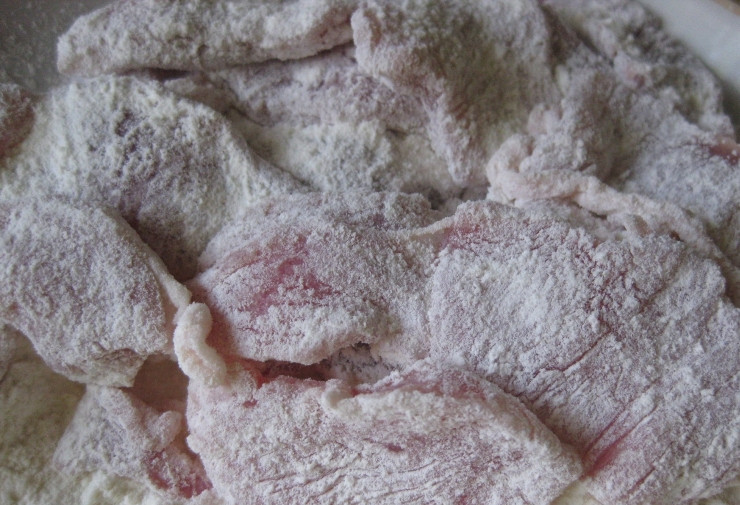 1. Этап. Гуляш из телятины в мультиварке: Далее кусочки телятины следует обвалять в приготовленной смеси со всех сторон.