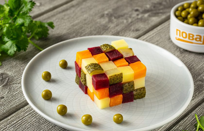 1. Этап. Винегрет Кубик рубик: Полейте сверху кубик растительным маслом, немного подсолите. Зеленый горошек выложите отдельно, как декор. Приятного аппетита!