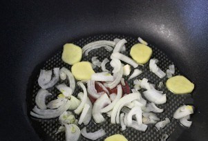 1. Этап. Суп-пюре Креси: На оливковом масле обжариваем порезанный лук и корень имбиря.