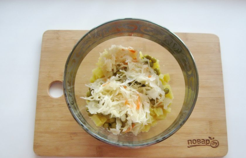 1. Этап. Винегрет по ГОСТу: Квашеную капусту отожмите от рассола и выложите в винегрет.
