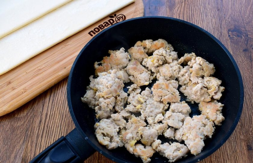 1. Этап. Лодочки из слоеного теста: 2. Фарш обжарьте на разогретом растительном масле до румяной корочки по 1 минуте с двух сторон.