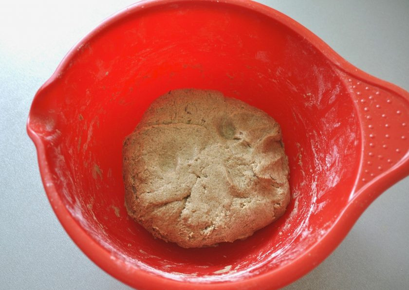 1. Этап. Рижский хлеб по ГОСТу: Замесите тесто, накройте пищевой пленкой, поставьте в теплое место на 2 часа.